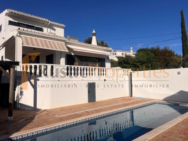 Moradia tradicional com vistas deslumbrantes para o mar perto de Loulé. RP2342V