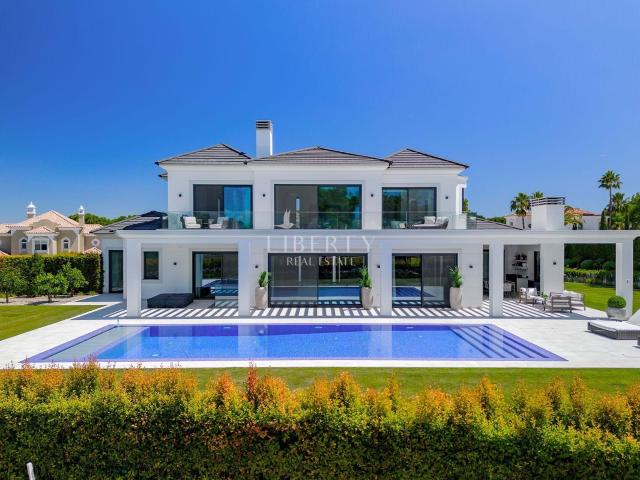 Vila de golfe à beira do fairway e do lago, para venda em Qu. 592m² Almancil