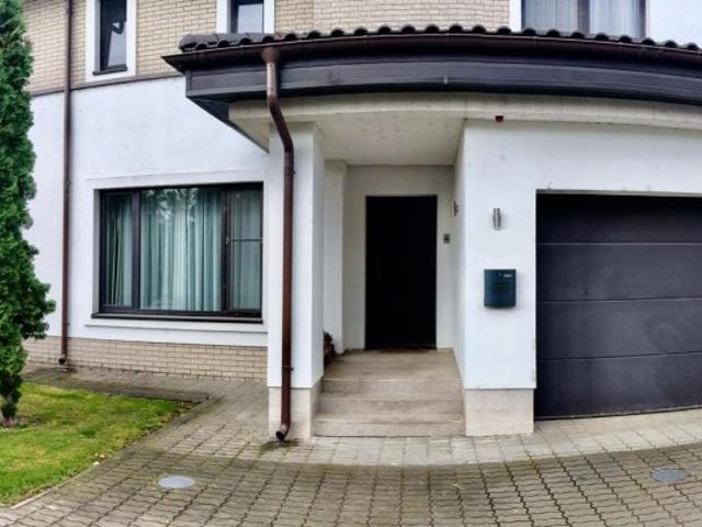 Vila de inchiriat 4 camere stil englezesc zona Pipera Iancu Nicolae, Bucuresti