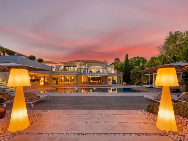 Vila de Luxo em Lote Extraordinariamente Grande para venda e. 835m² Almancil