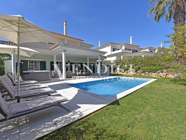 Vila de 4 Quartos Superior à Venda 219m² Almancil