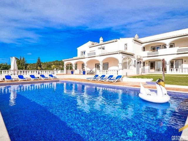 Vila de 7 quartos com anexo e vistas distantes para o mar em. 490m² Conceição e Estói