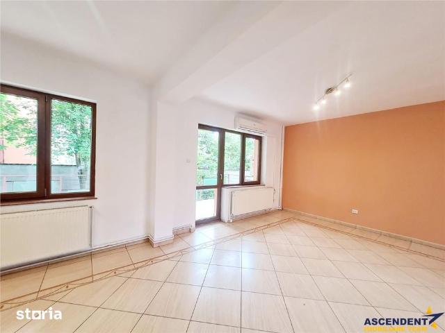Vila impetuoasa pe 700mp teren:Spatiu versatil pentru locuintaafacere