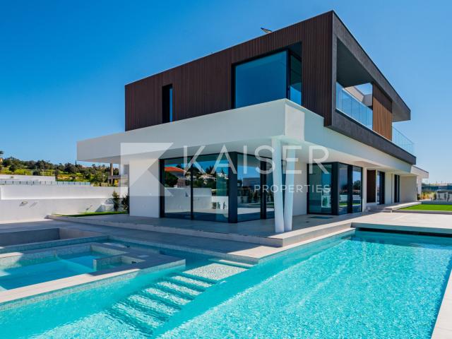 Vila incrível com piscina, elevador e garagem, próxima à praia, golfe e todas as comodidades