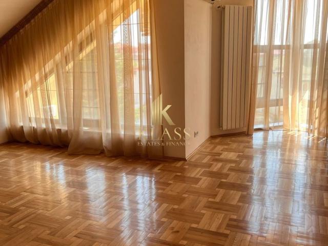 Vila individuala 13 camere, 7 bai, piscina, gradina, barbeque, parcari