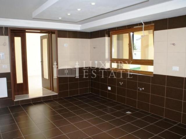 Vila individuala 5 dormitoare si curte 700 mp