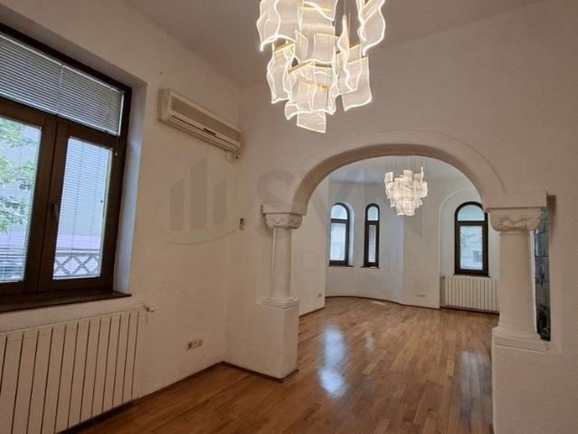 Vila superba strada Plantelor