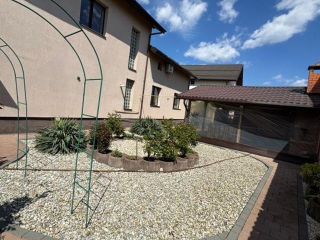Vila Superba pentru 2 familii /9 Camere /Curte 721