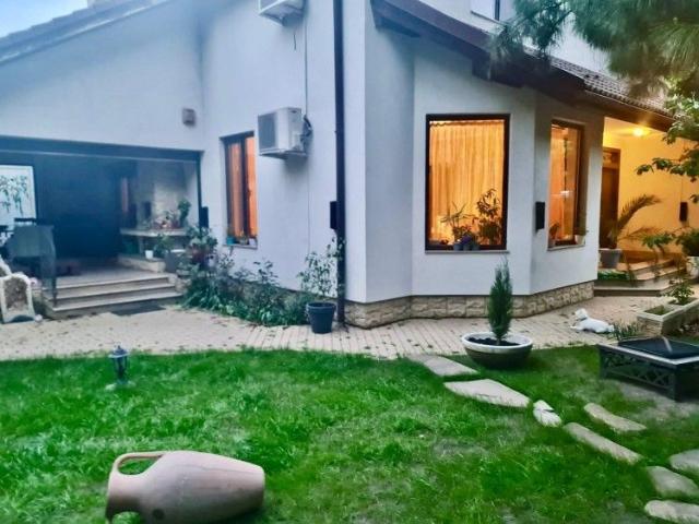 Vila spatioasa de inchiriat 7 camere cu gradina amenajata si terasa spectaculoasa Pipera, Bucuresti