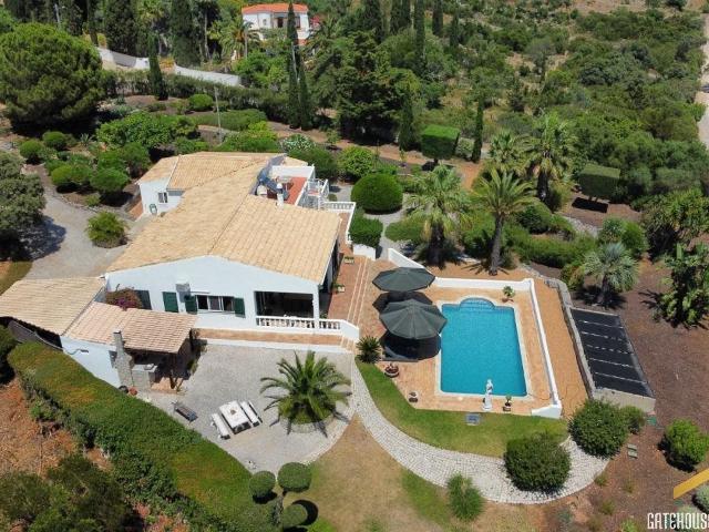 Vila térrea com vista mar, 4 quartos, em Quinta das Raposeir. 309m² Santa Bárbara De Nexe