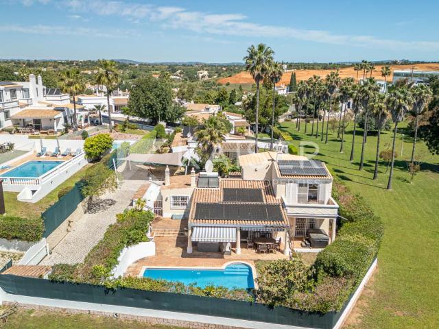 Vila tradicional com piscina em local privado e tranquilo