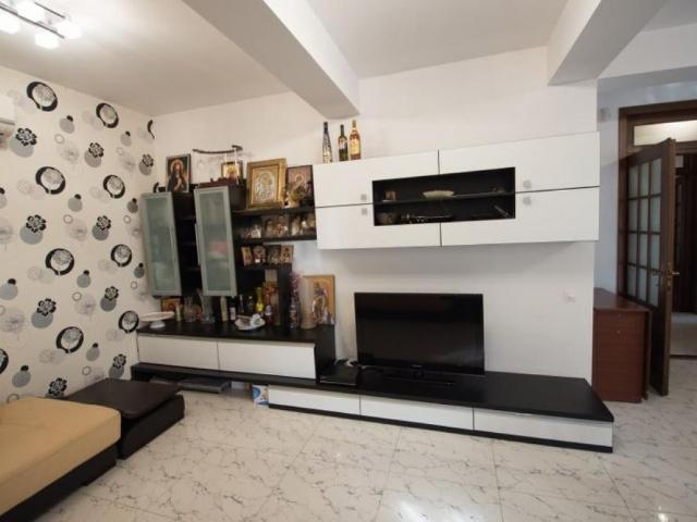 Vila 4 camere cu piscina in Bucov