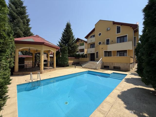 Vila 9 camere cu piscina si teren de 1.000 mp