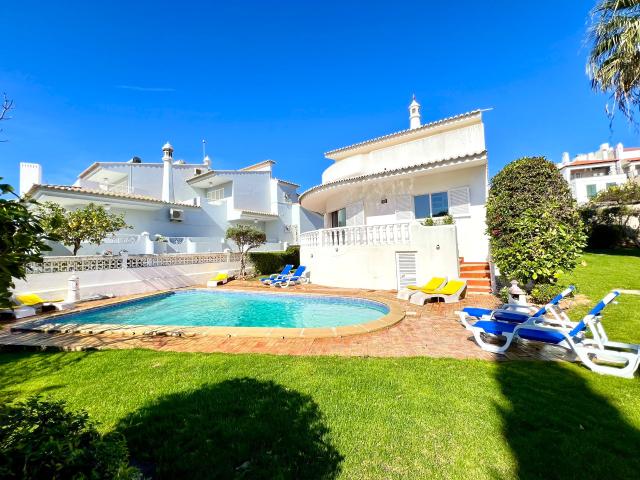 VILAMOURA BRIGHTNESS VILLA WITH POOL by HOMING