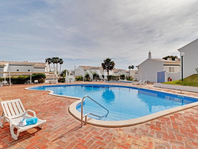 VILAMOURA Moradia em banda V2 recentemente remodelada