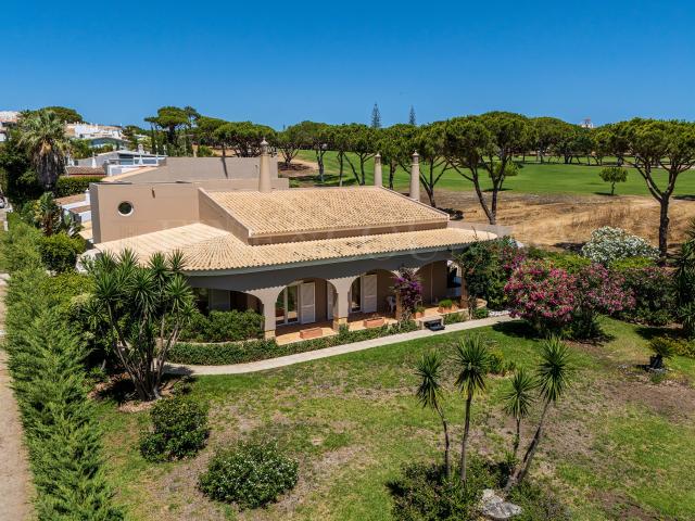 Vilamoura moradia em frente ao golfe com piscina e licença AL