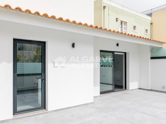 Moradia V3 totalmente remodelada junto ao Golfe Pinhal e perto da Marina de Vilamoura