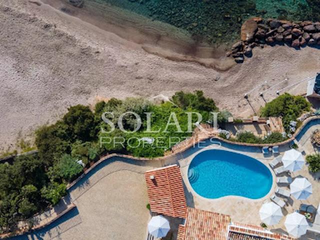 Villa avec piscine en bord de mer