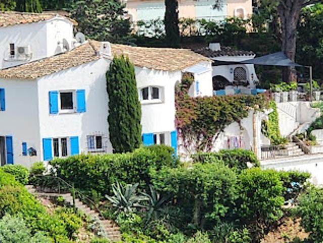 Villa avec piscine et terrasse