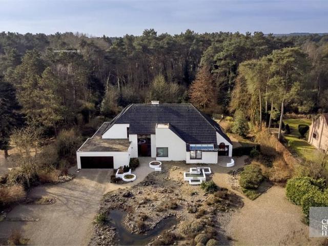 Villa van 496 m2 met kantoren op een uniek perceel van 2.400 m2!