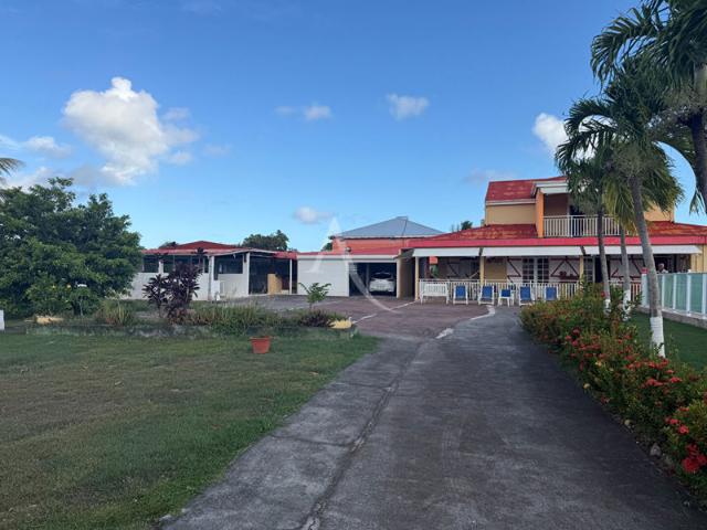 Villa 4 chambres + dépendance sur 1 783 m² avec piscine