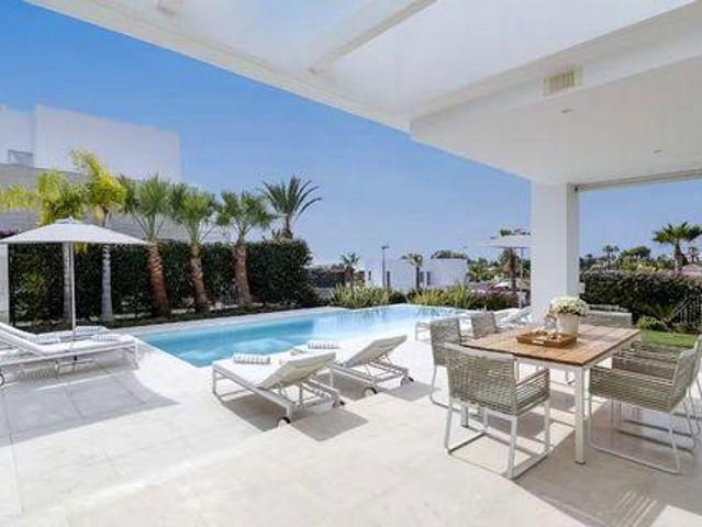Villa 4 Dormitorio Marbella Andalucía ES98303801