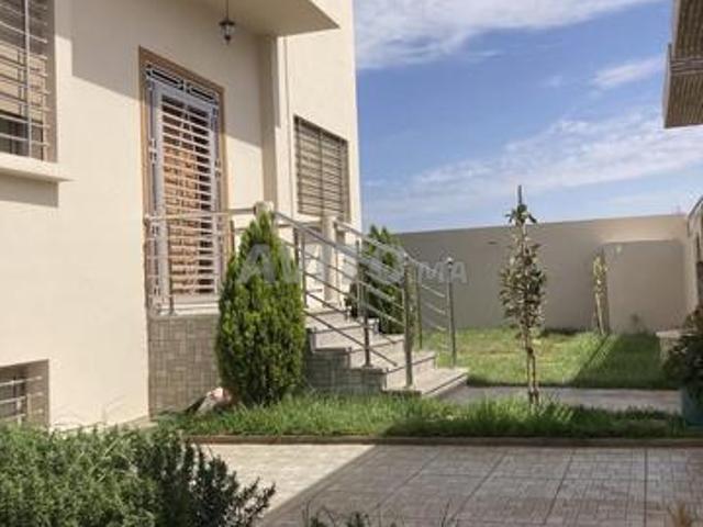 Villa 4 façades à Bouznika de 323m²