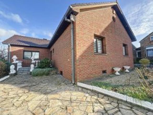 Villa 4 façades avec garages, terrasse, jardin et vignes