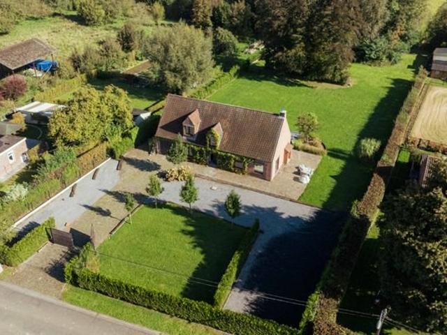 Villa 4 façades sur un superbe terrain de 34 ares 30 !
