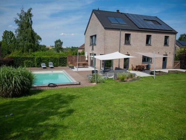 Villa 4 façades, piscine et jardin, idéalement située
