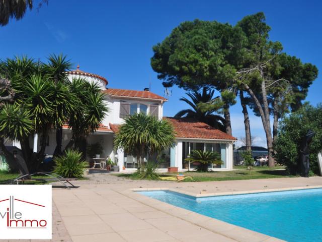 Villa 4 faces avec jardin et dépendances à proximité des pla