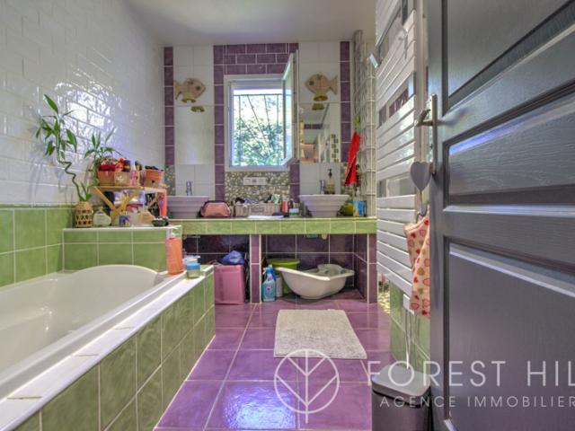 villa 4 faces avec piscine dans un secteur recherché
