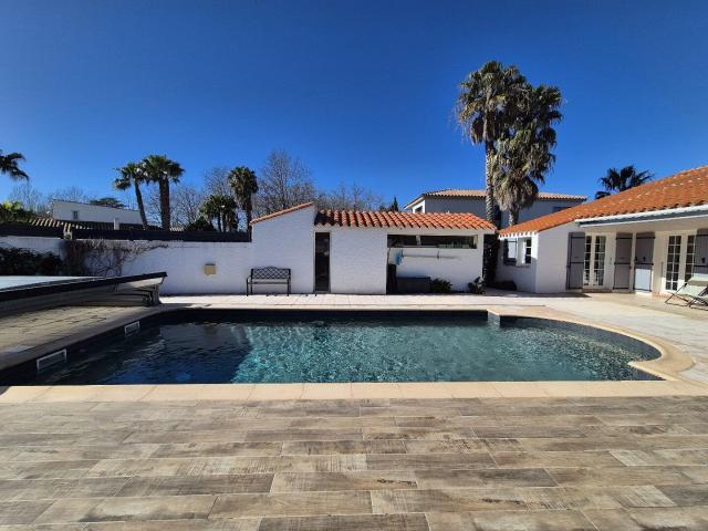 Villa 4 faces avec piscine et 4/5 chambres au golf 168m² Saint Cyprien