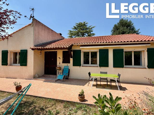 Villa 4 faces de plain pied avec 3 chambres, grand jardin, garage et vue imprenable sur les montagnes