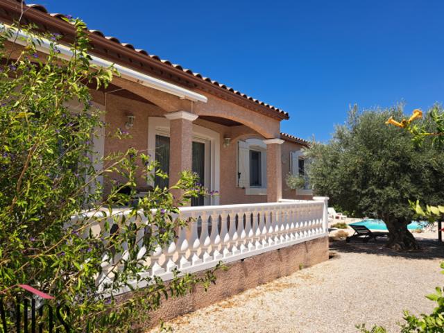 Villa 4 faces de plain pied avec piscine et espace bien être