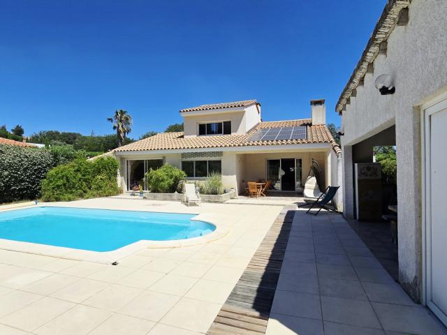 Villa 4 faces de type 6 avec jardin et piscine