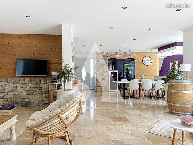 Villa 4 pièces 144 m²