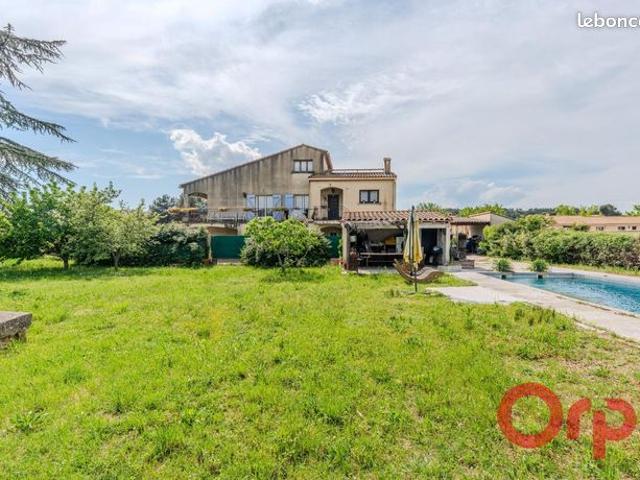 Villa 4 pièces 360 m²
