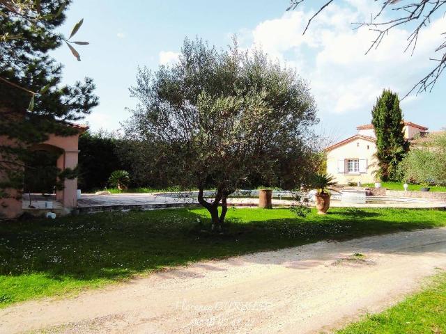 Villa 4 pièces avec superbe extérieur piscine jacuzzi pool hous