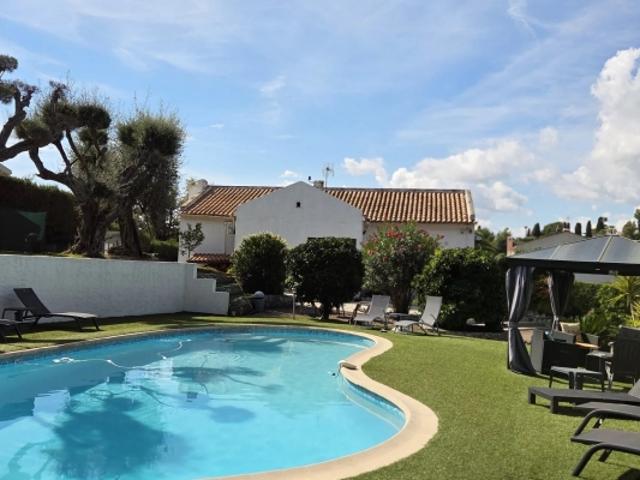 Villa 4 pièces de plain pied avec dépendances et annexes