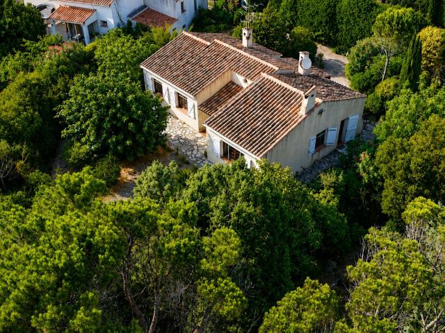 VILLA 4 PIECES DEPENDANCES A RENOVER VALESCURE FREJUS