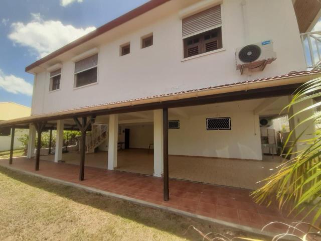 Villa 4 pièces Le Carbet 89.54m² 1690€ à louer