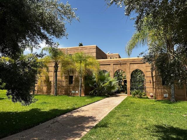 Villa avec piscine et jardin