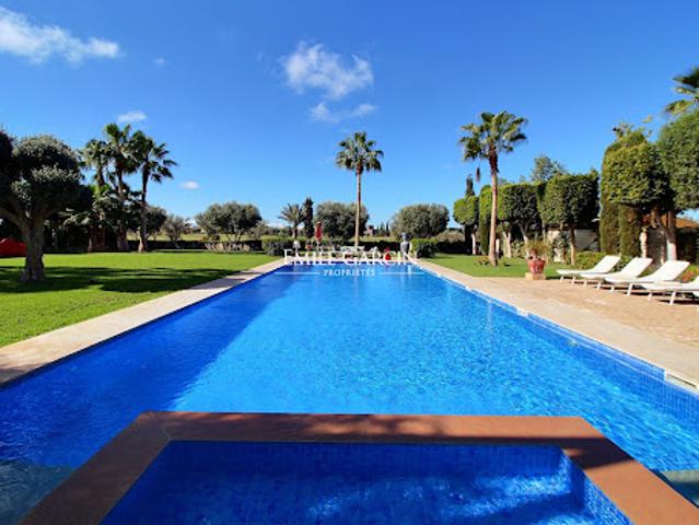 Villa avec piscine et jardin