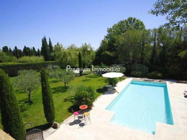 Villa avec piscine et jardin