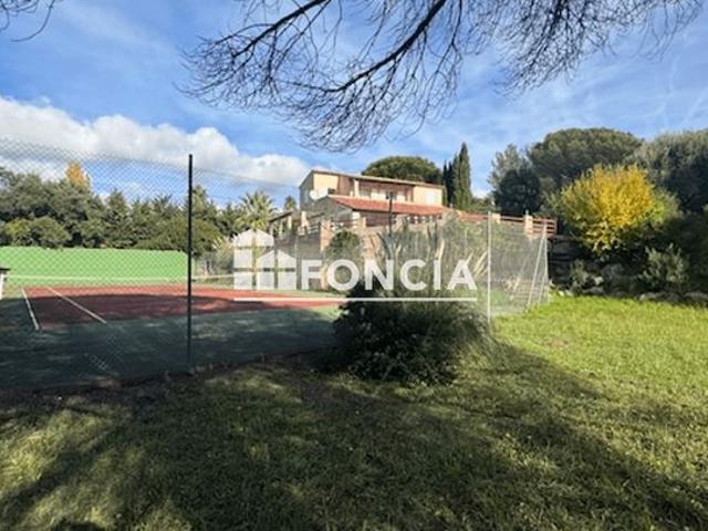Villa 5 chambres – Domaine résidentiel sécurisé à 1,5 km du centre ville – Plage à 800 m
