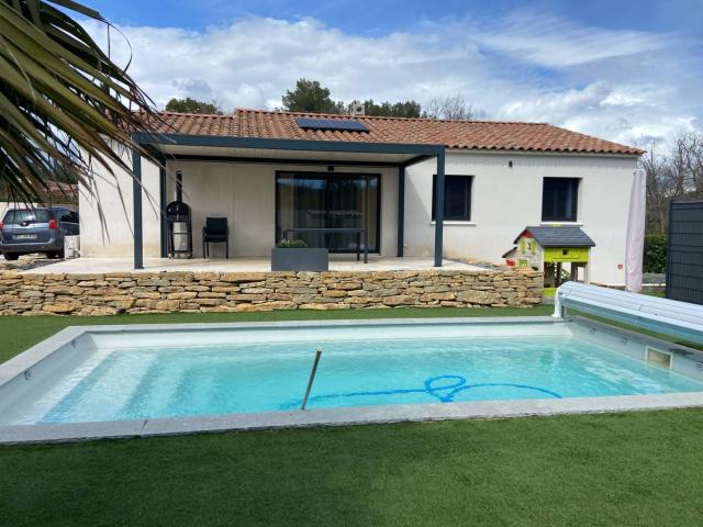 Villa 5 p contemporaine de 90 m² sur 900 m² de terrain avec pisc