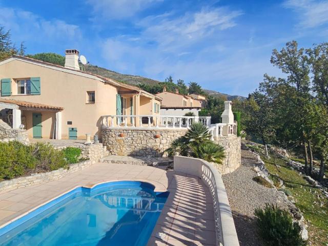Villa 5 PIECES 122 m2 PISCINE ET TERRAIN PAYSAGER DE 2000 M2
