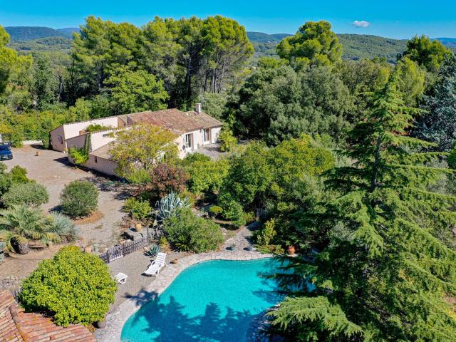 Villa 5 pièces 175m2 avec piscine et magnifique terrain de 5. 175m² Flayosc