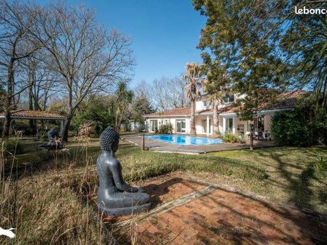 Villa 5 pièces 210 m²
